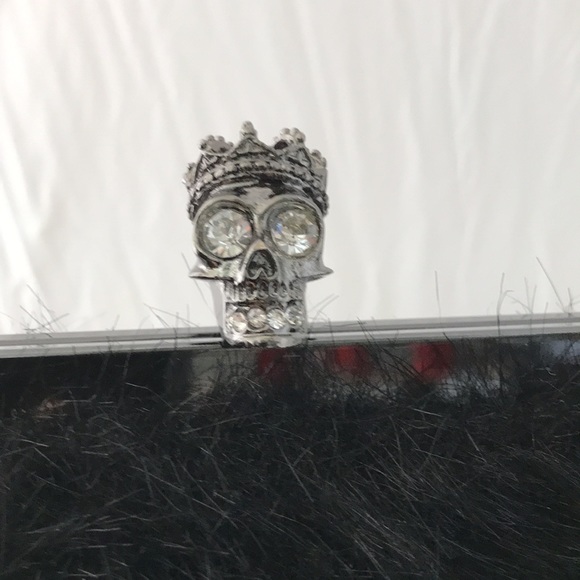 Faux fur skull shoulder bag with chain handle - Picture 2 of 3